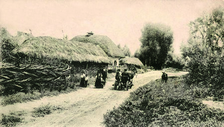 10.Малороссия. Улица в селе. Открытка начала XX века
